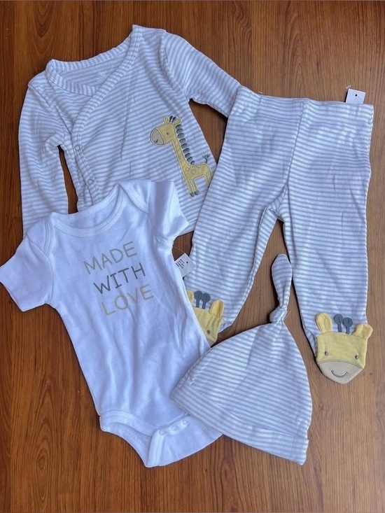 Koalababy Other - koalababy 3-6M Gray & White Striped Baby set with giraffe design and onesie. NWT